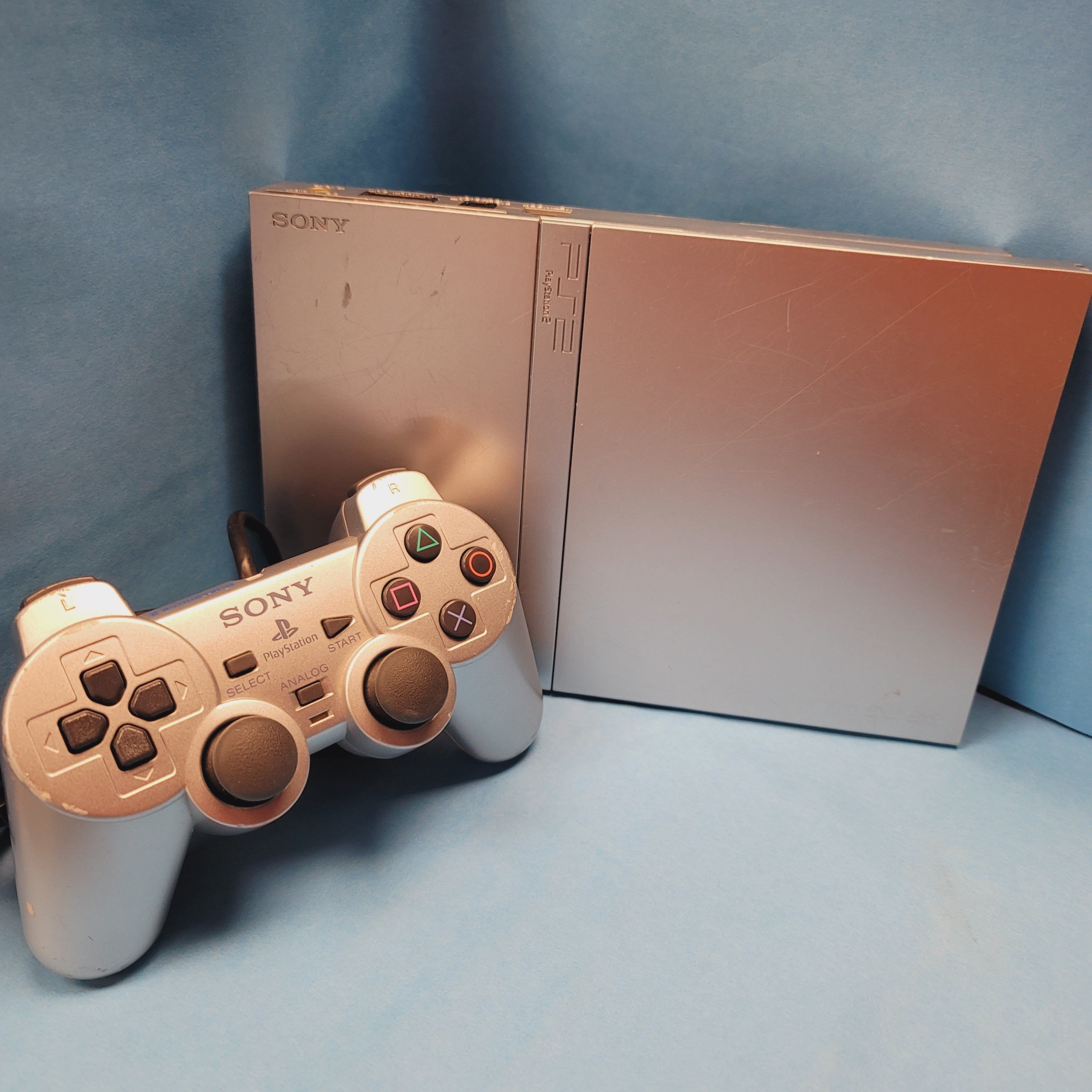 Système Playstation 2 Slim - Silver Edition (dommages esthétiques mineurs)