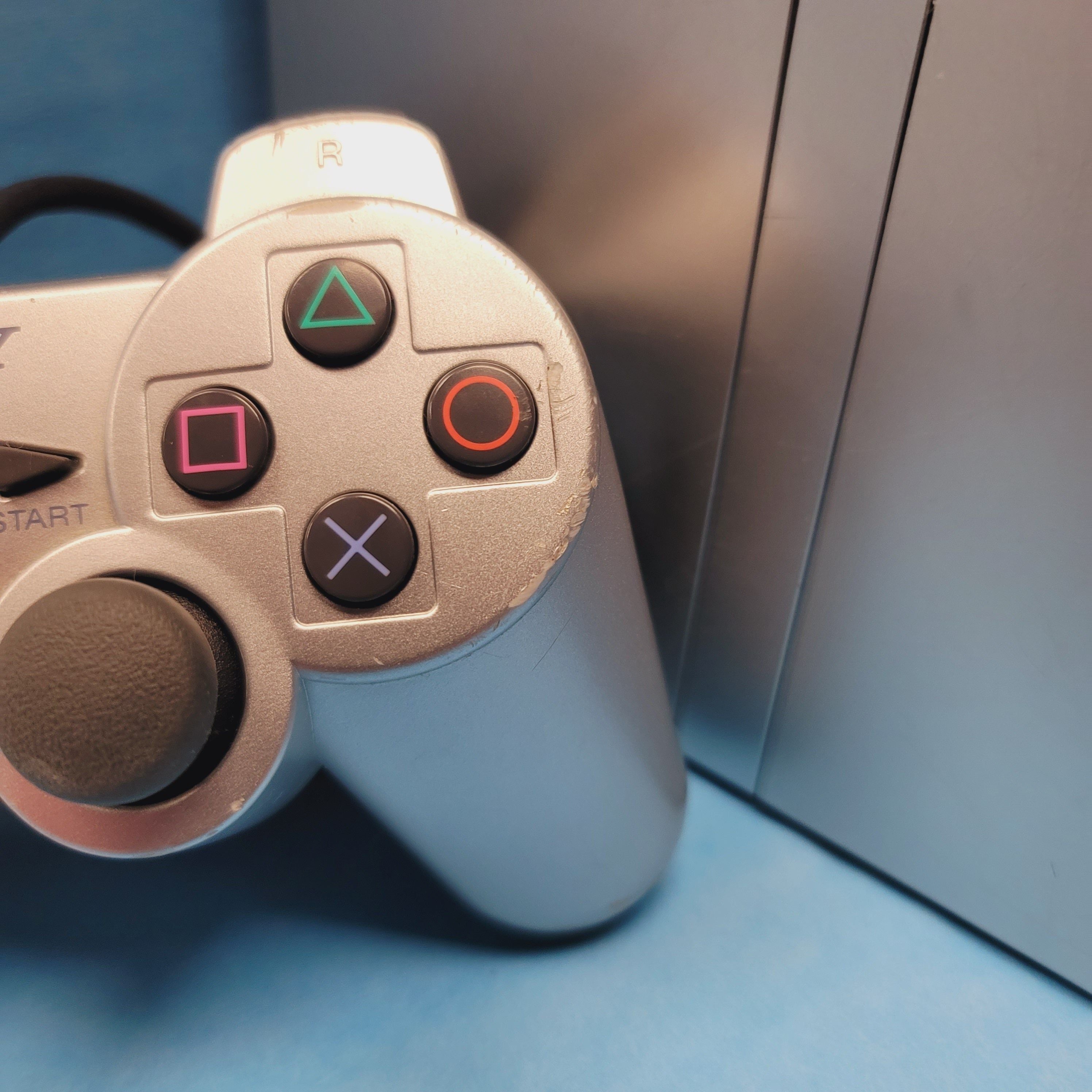 Système Playstation 2 Slim - Silver Edition (dommages esthétiques mineurs)